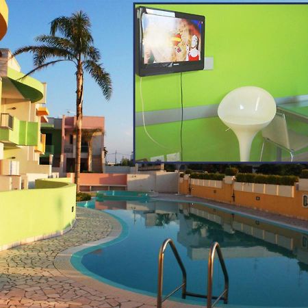Con Piscina E Garage A 300 M Da Spiaggia E Centro Torre dell'Orso Buitenkant foto